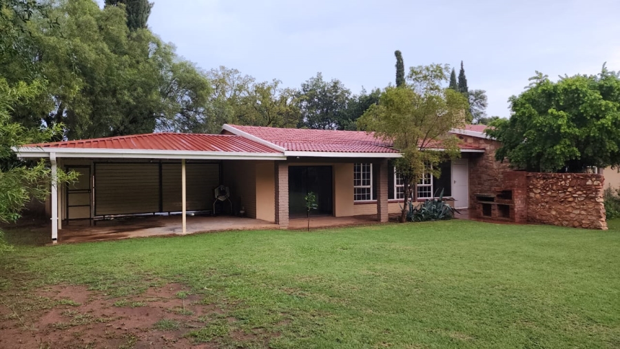 To Let 3 Bedroom Property for Rent in Flamwood North West